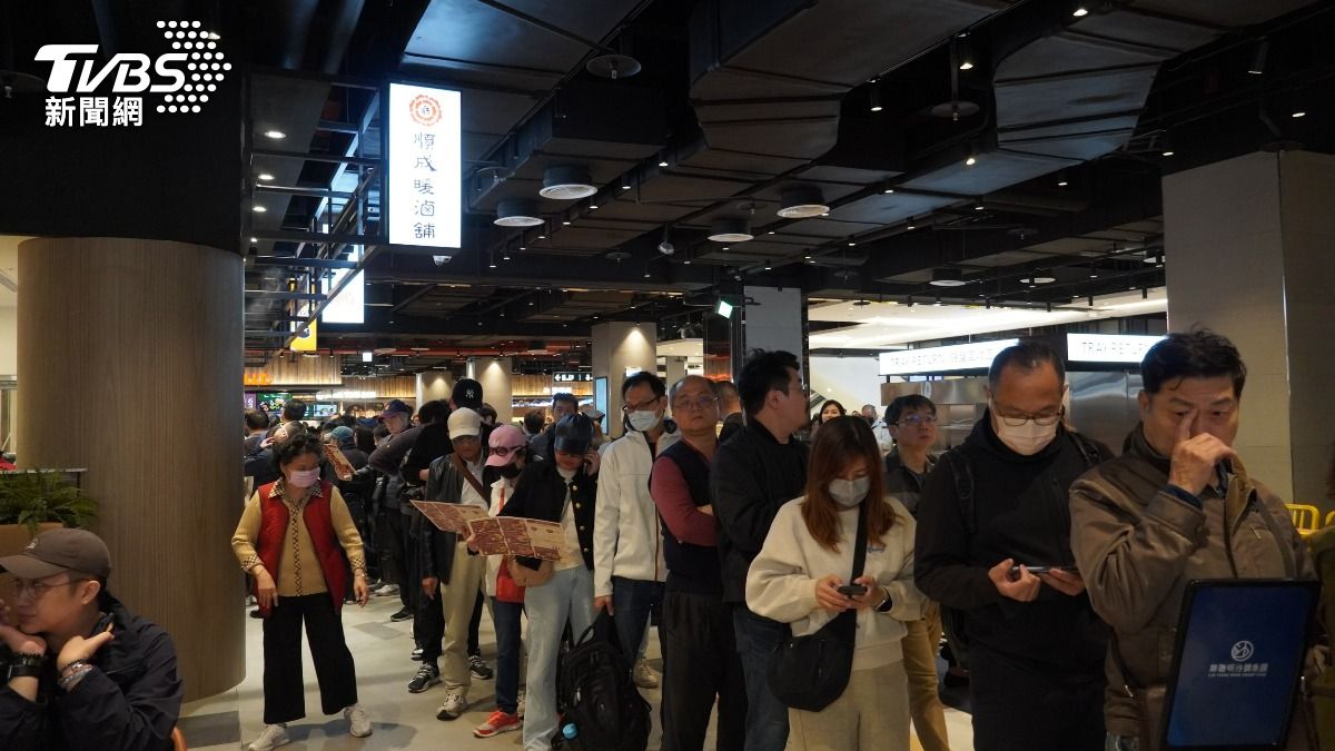 民眾在美食街搶排隊。(圖/鄭名崴攝)