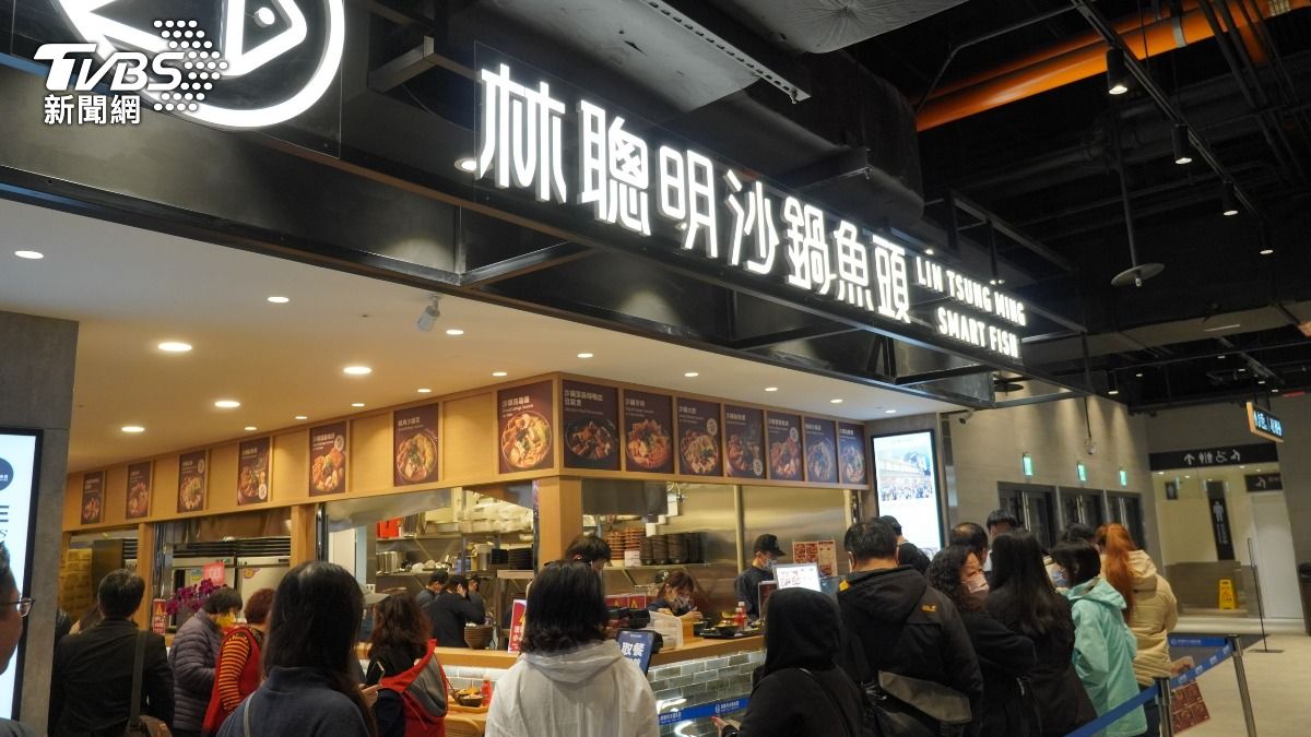 林聰明沙鍋魚頭也湧入排隊人潮。(圖/鄭名崴攝)