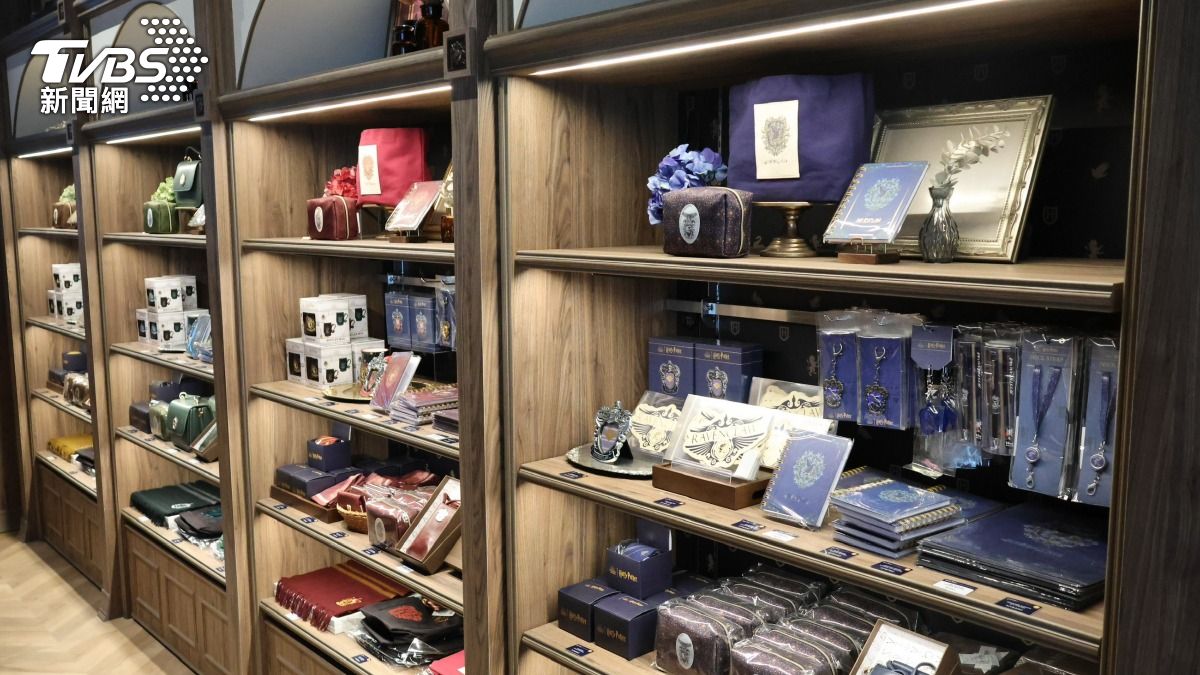 哈利波特專賣店販售多款商品。(圖/潘建樺攝)