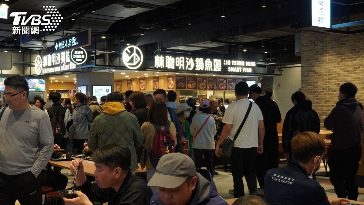 美食街有眾多人潮。(圖/鄭名崴攝)
