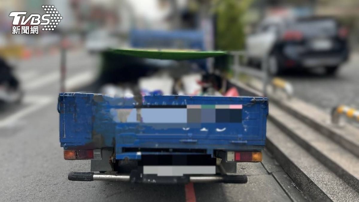 周男深夜開貨車亂丟廢棄物。(圖/TVBS)