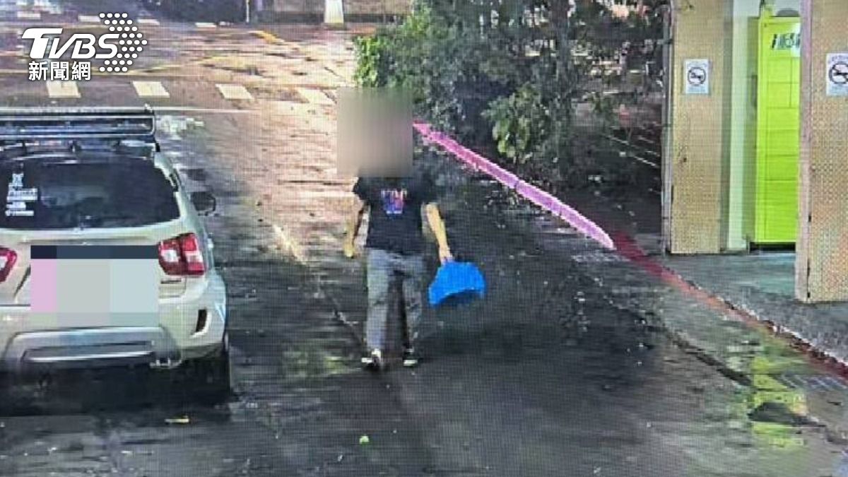 警方調閱監視器鎖定犯嫌並傳喚到案,但球鞋已被他丟棄。(圖/TVBS)