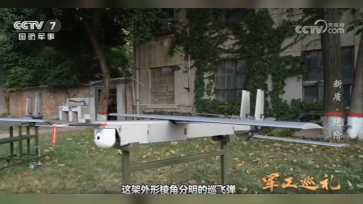 解放軍第一款彈炮結合巡飛彈「飛龍-60A」正式公開，號稱無需硬體改裝，就能讓傳統火箭炮升級為精確打擊武器，可進行偵察、目標識別與攻擊。（圖／大陸央視）