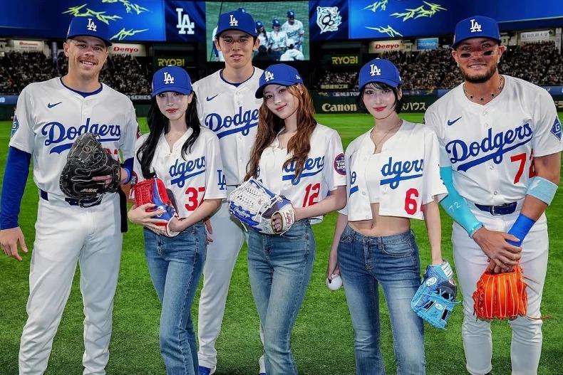 MISAMO開球穿搭辣到噴鼻血。(圖/翻攝自IG@dodgers)
