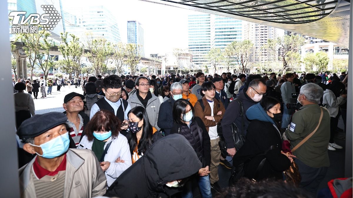 LaLaport南港店今天中午開幕即湧入大批人潮。（圖／中央社）