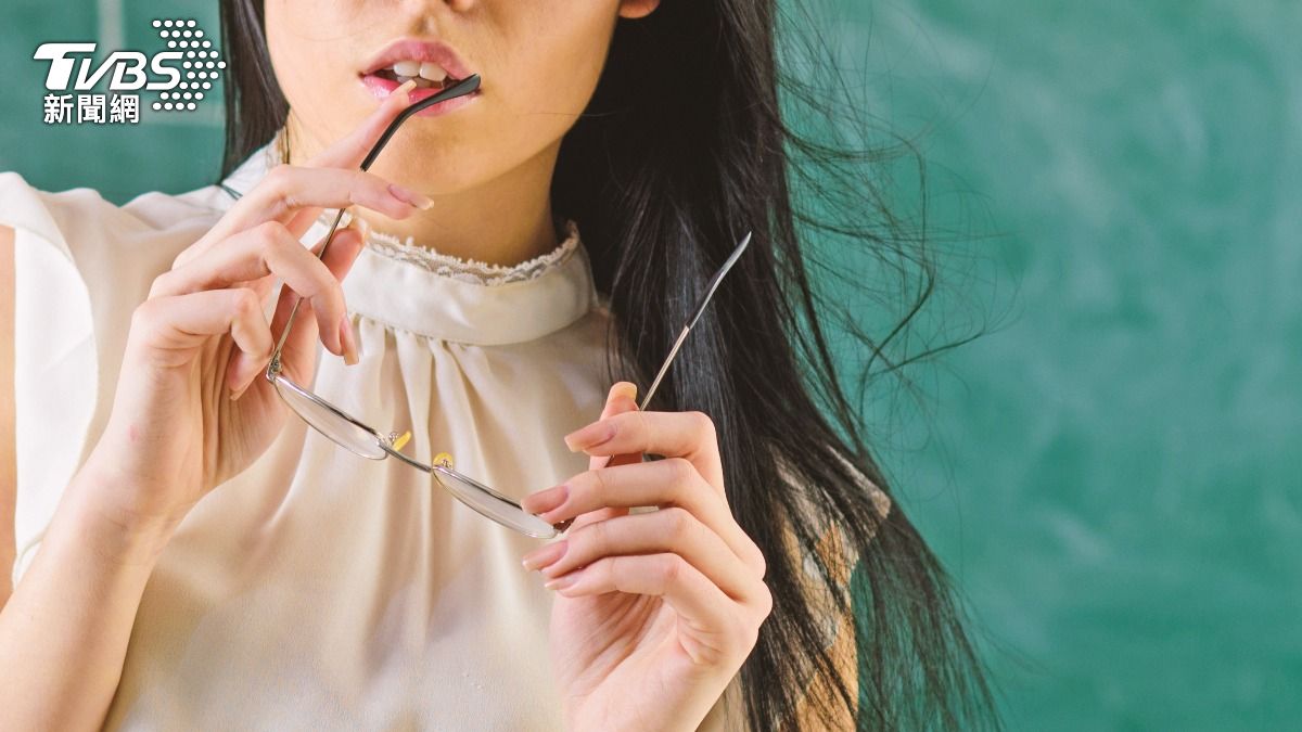 美女老師性侵學生!放學急翻牌 一口氣揪10男「戴面具補課」