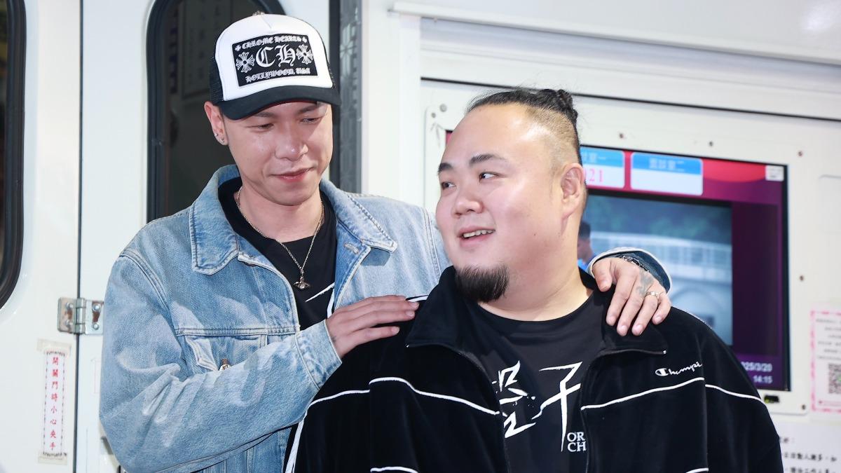 大淵(右起)、小春因為前一晚拍MV到早上還無法捐血。(圖/黃城碩攝影)