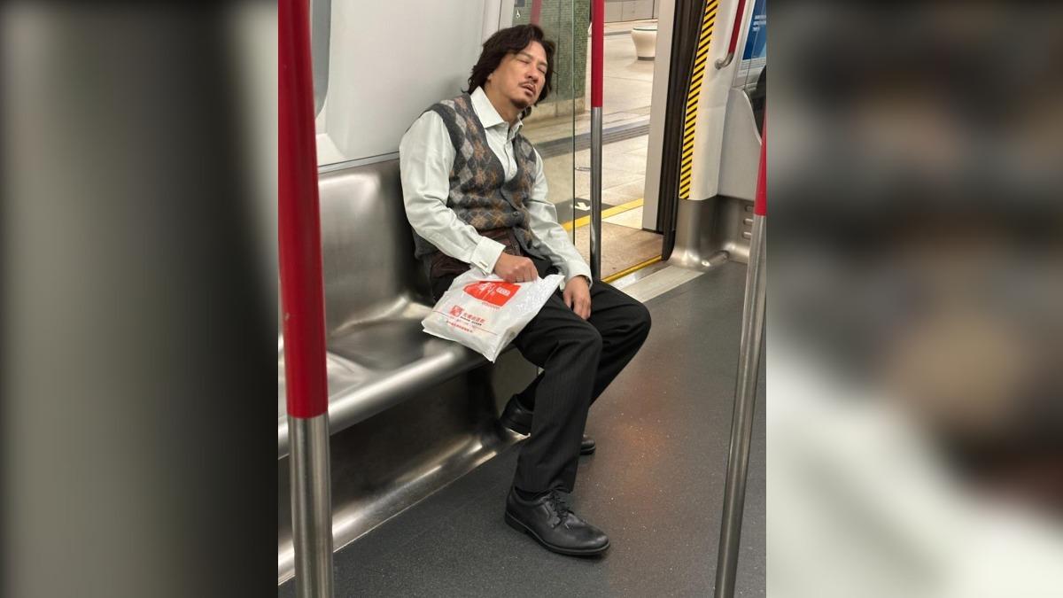張家輝打扮成「蔡辛強」的模樣在地鐵上累到睡過頭,被網友偷拍。(圖/摘自Threads)
