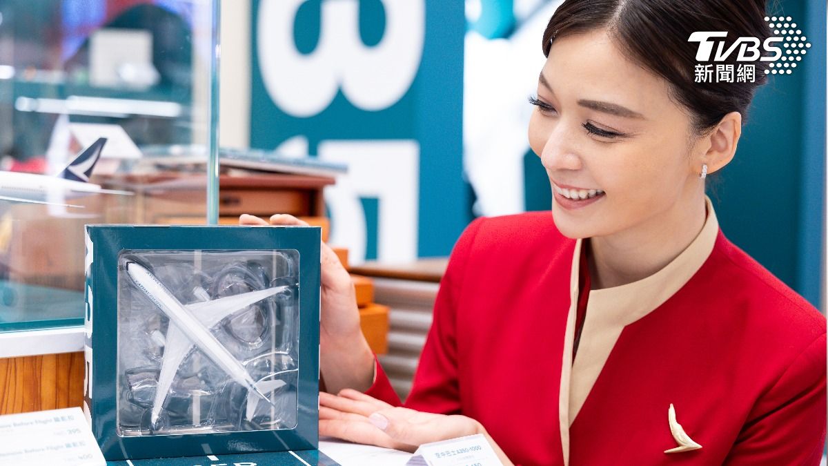 Cathay Shop南港LaLaport登場,現場展示國泰航空限定商品(圖/國泰航空)