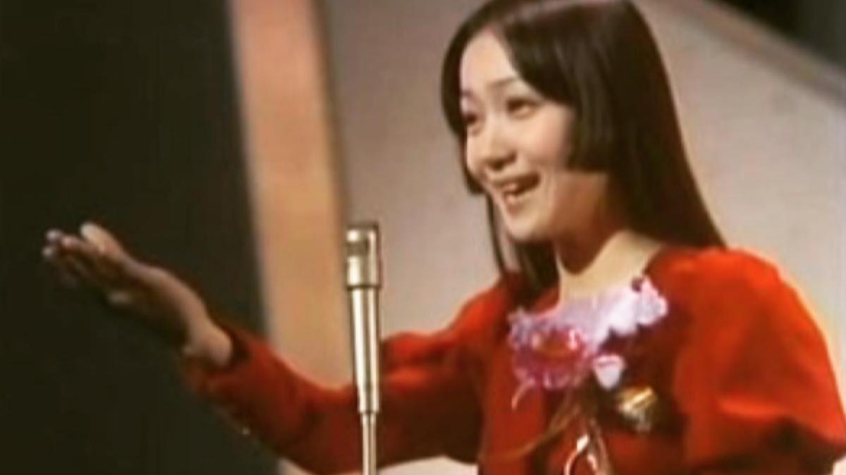 麻丘惠美在1970年代以清新甜美形象爆紅。(圖/翻攝自IG @麻丘めぐみ)