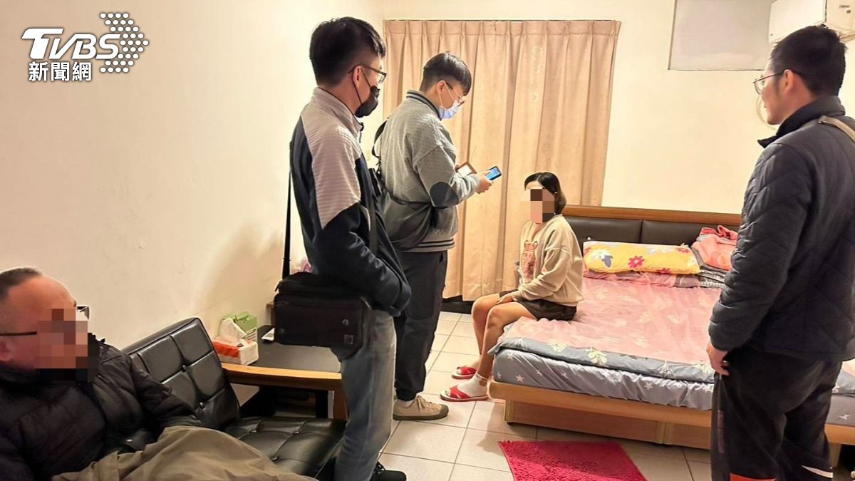 楊梅套房一樓一鳳藏春色,4名泰女被逮。(圖/TVBS)