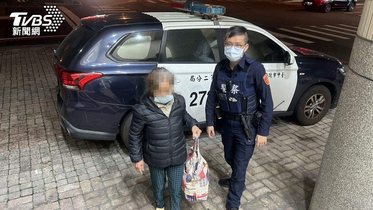 太平區一名75歲林姓阿嬤帶著一大袋隨身衣物，不知何故走到北區。（圖／TVBS）