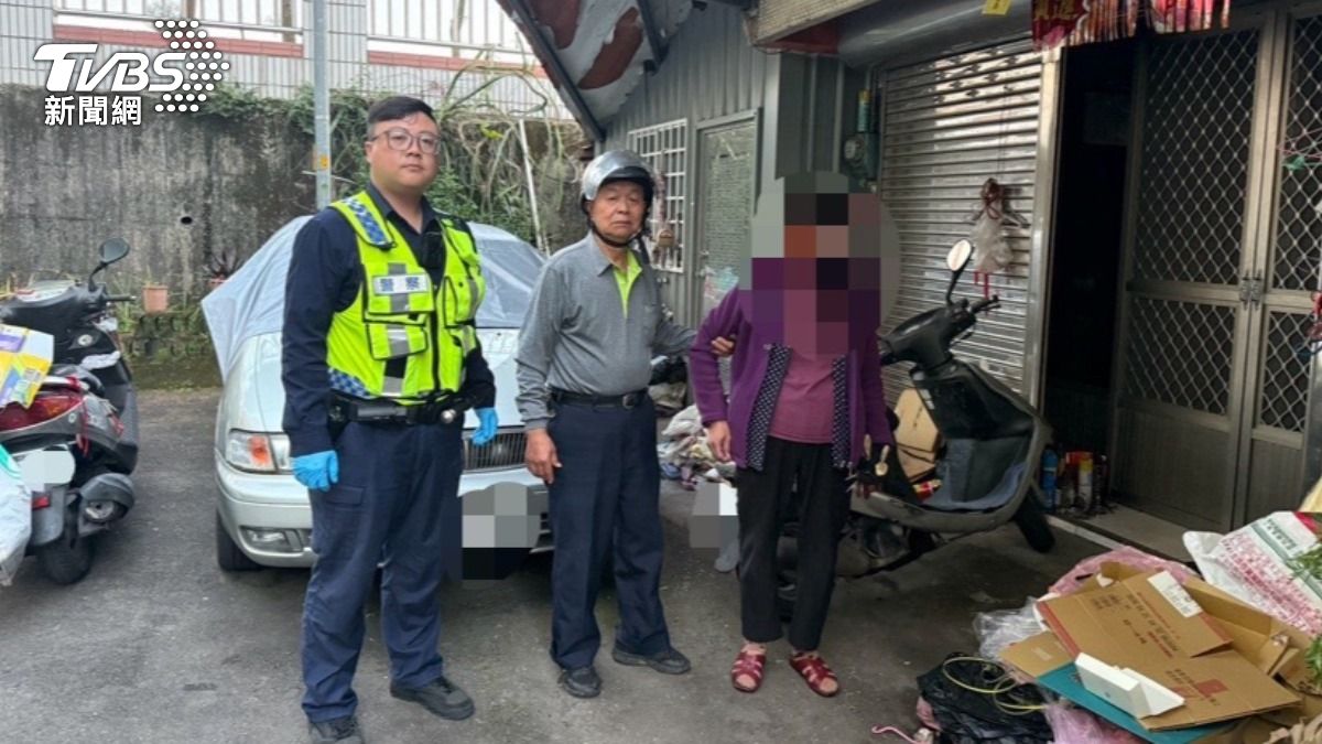 黃姓阿嬤眼睛感染皮蛇腫脹，但為了賺錢仍出門撿回收。（圖／TVBS）