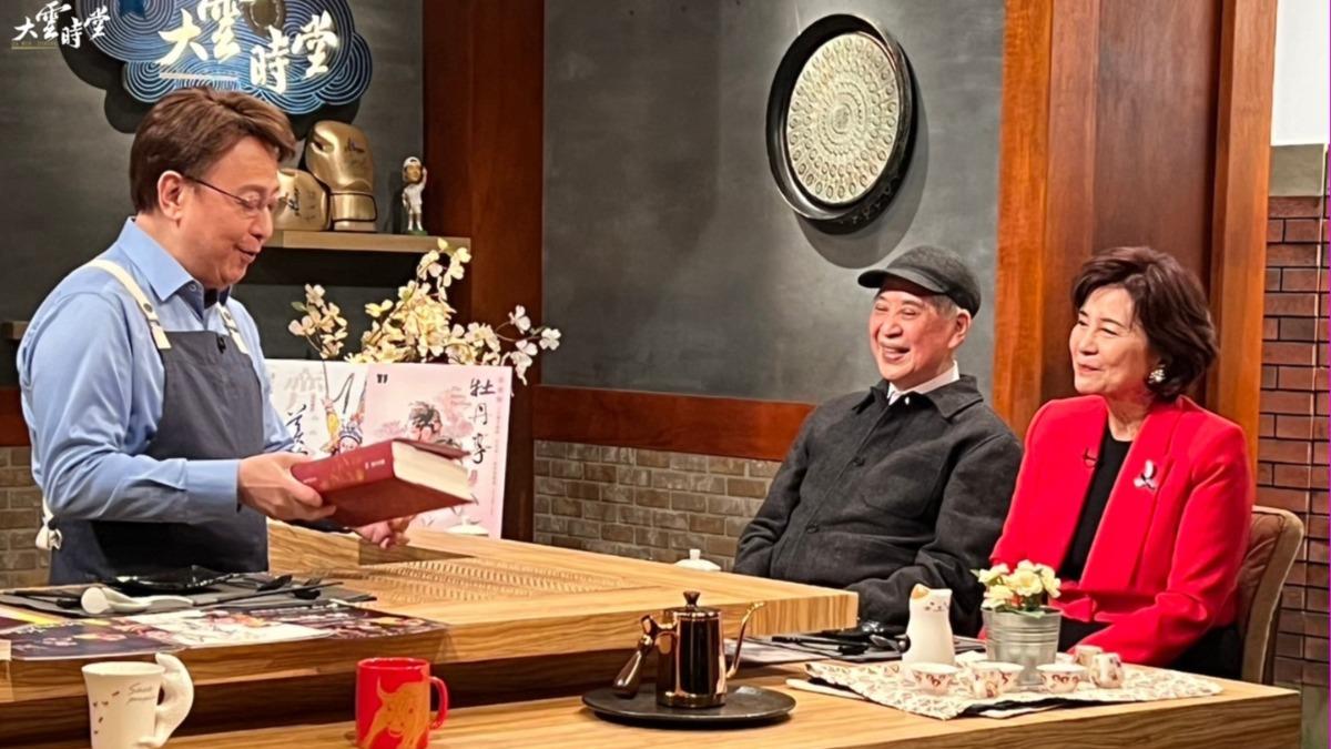 主持人李四端、白先勇、陳怡蓁在節目暢聊。(圖/八大提供)