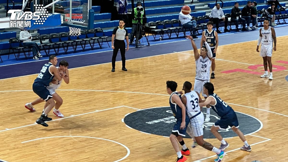 首節比賽關島罰球反超泰國隊。(圖/程子奕攝)