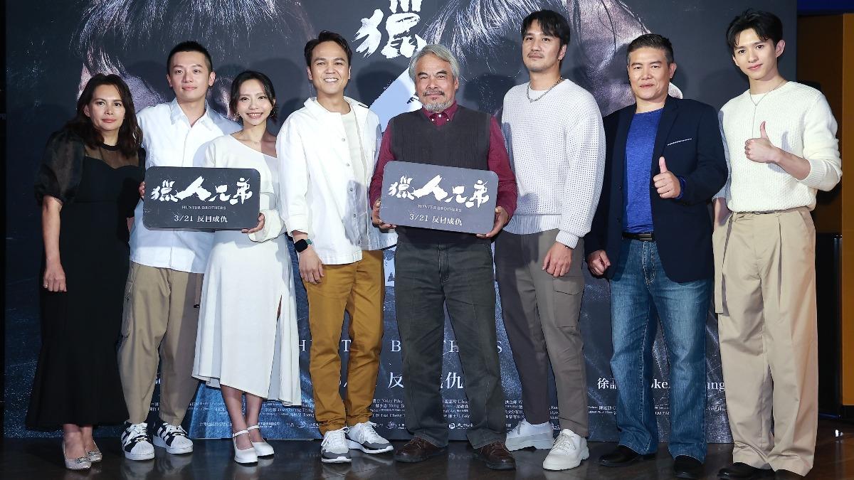 《獵人兄弟》首映會,(右起)沈駿、洪金輝、馬志翔、林慶台、徐詣帆、許靈勻、蘇弘恩、巫惠玲。(圖/記者黃城碩攝)