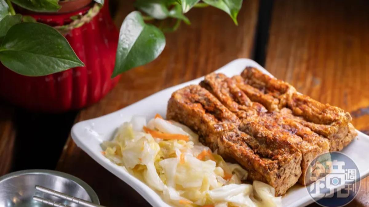老店家的「炭烤臭豆腐」先炸後烤，能嘗到臭豆腐炸過的酥脆口感與木炭烤過的炭香。（圖／鏡週刊）