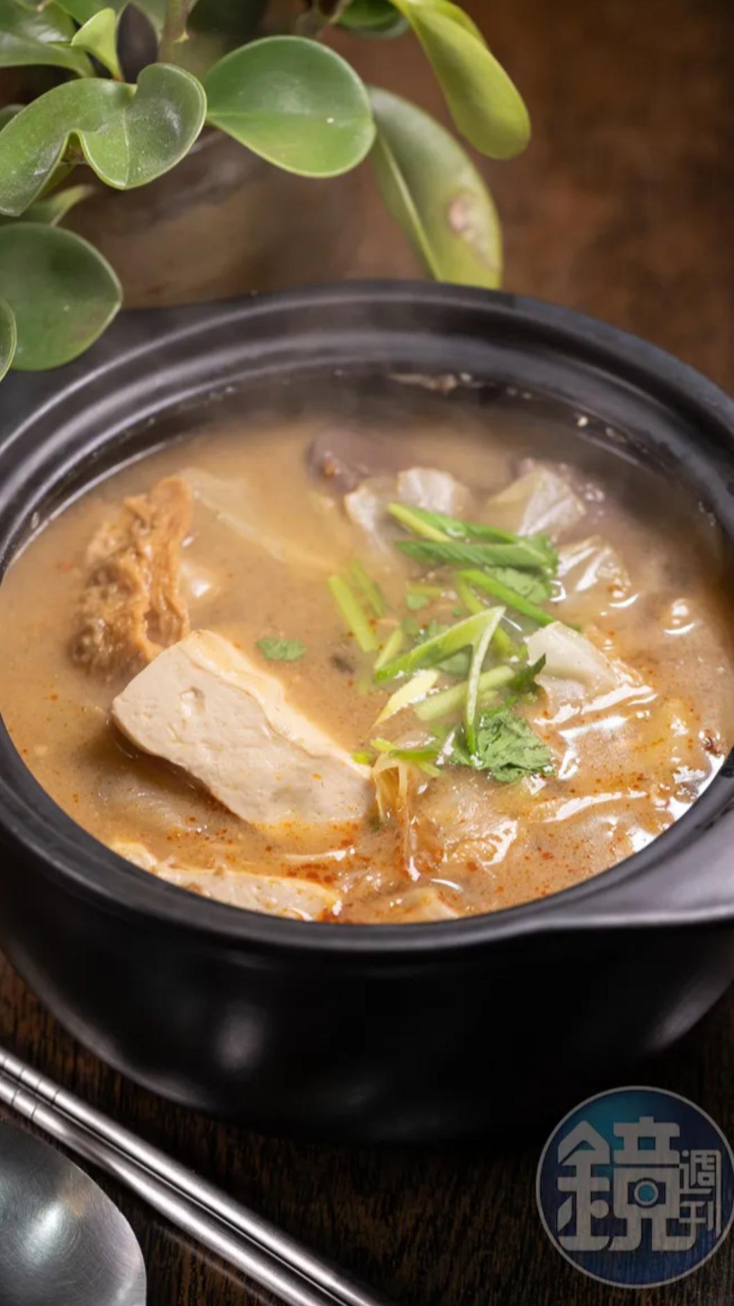 「麻辣綜合湯」能吃到臭豆腐、鴨血、豆皮等配料，搭配微辣溫潤的湯底，很適合冷天時享用。（圖／鏡週刊）