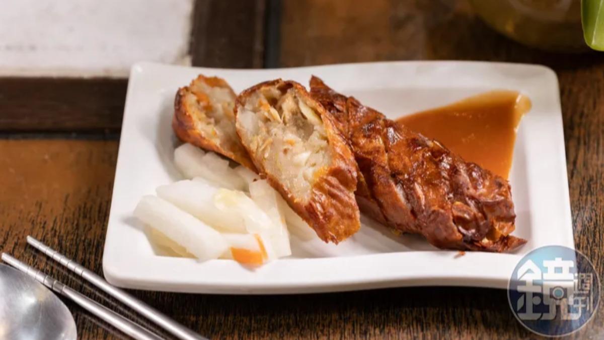 老闆娘自製的「肉捲」也許不少客人喜愛的配菜。（圖／鏡週刊）