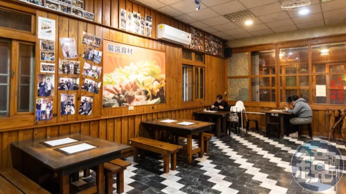 老店家的餐廳牆面上掛著許多名人前來品嘗臭豆腐的照片。（圖／鏡週刊）