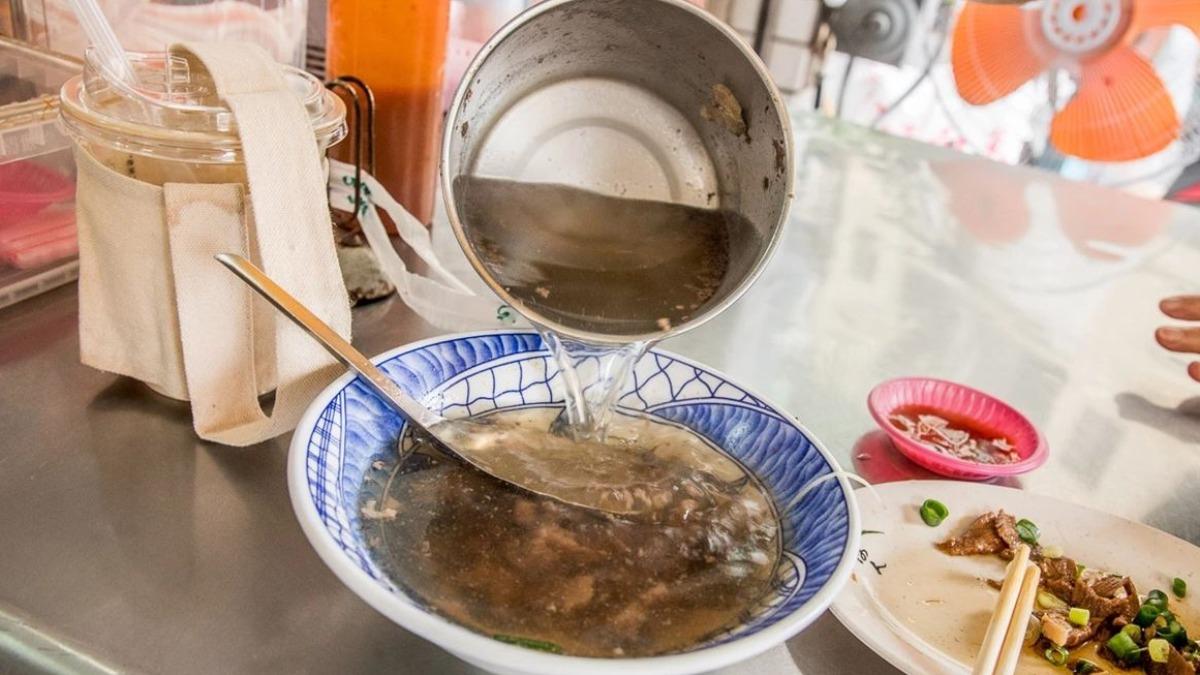 牛肉高湯。（圖／大手牽小手。玩樂趣提供）