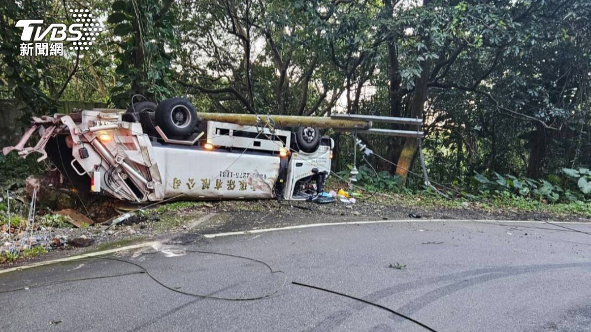 快訊/文化大學後山垃圾車翻覆 滿地油漬電桿受損