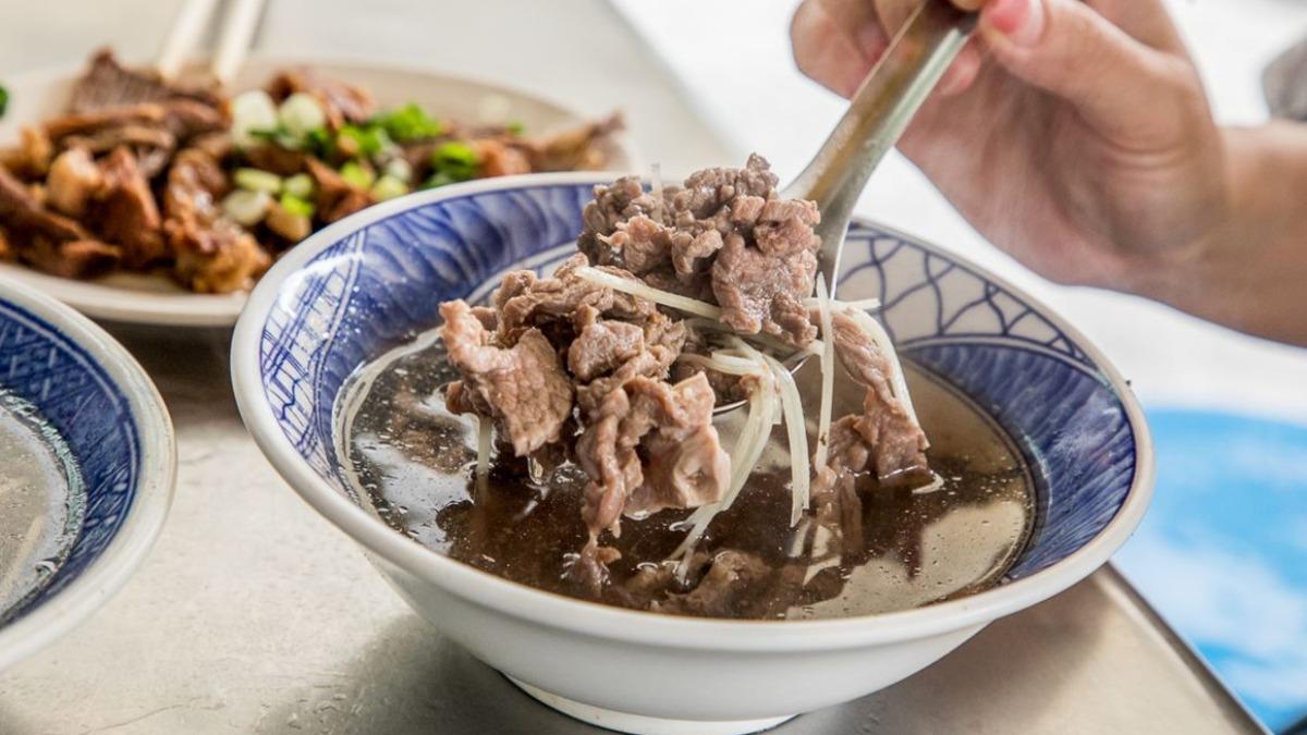 「牛肉湯」（60元）一撈滿滿都是料。（圖／大手牽小手。玩樂趣提供）