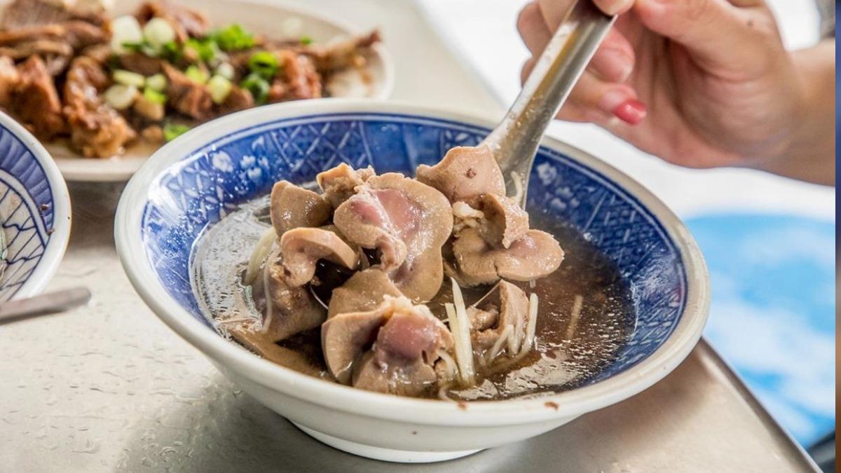 「腰子湯」（40元）切片腰子給得大方，分量很多。（圖／大手牽小手。玩樂趣提供）