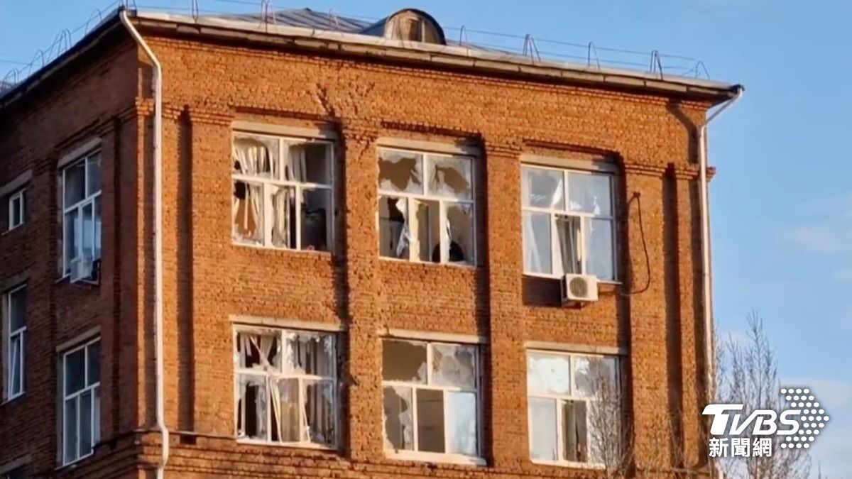 醫院、學校和民宅等多棟建築的窗戶均被震碎,造成10人受傷。(圖/達志影像路透社)