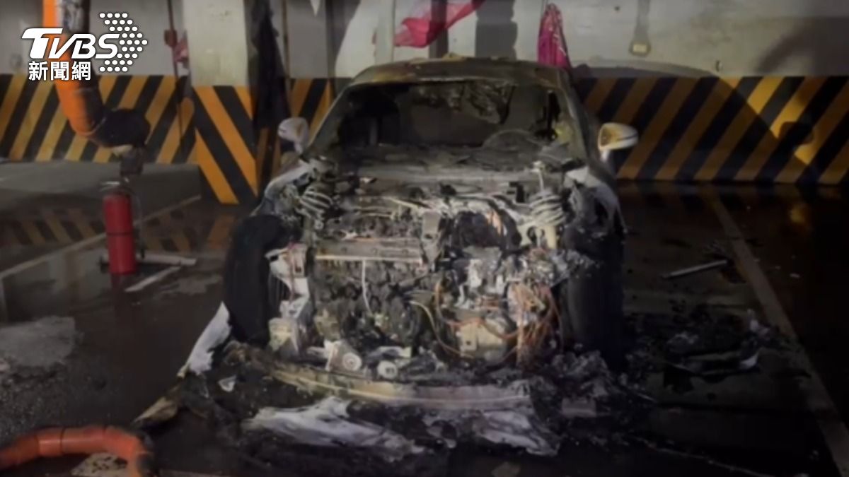 基隆地下停車場「轎車突起火」狂竄濃煙 車頭全燒毀