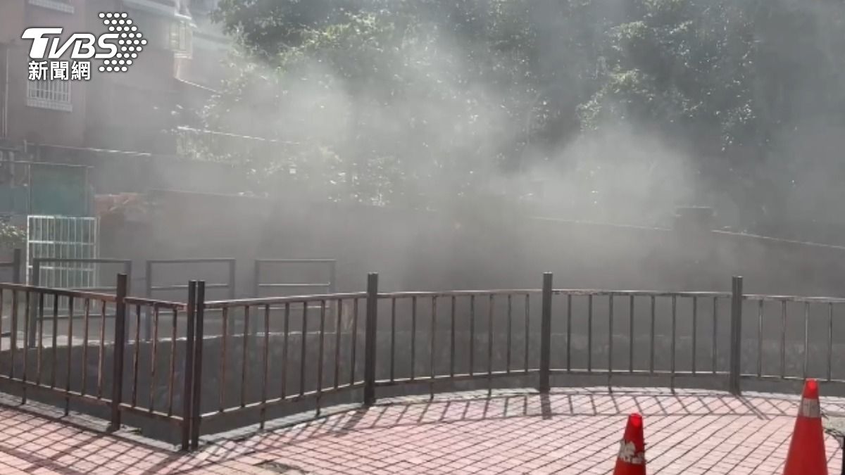 地下室不斷竄出濃煙。(圖/TVBS)