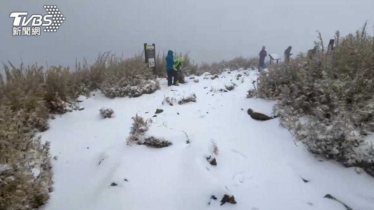 山上有積雪。(圖/山友徐慧娟提供)