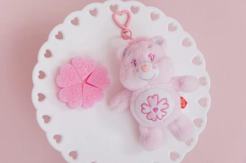 台灣獨家販售日本限定櫻花小熊Care Bears。(圖/翻攝自Grace Gift)