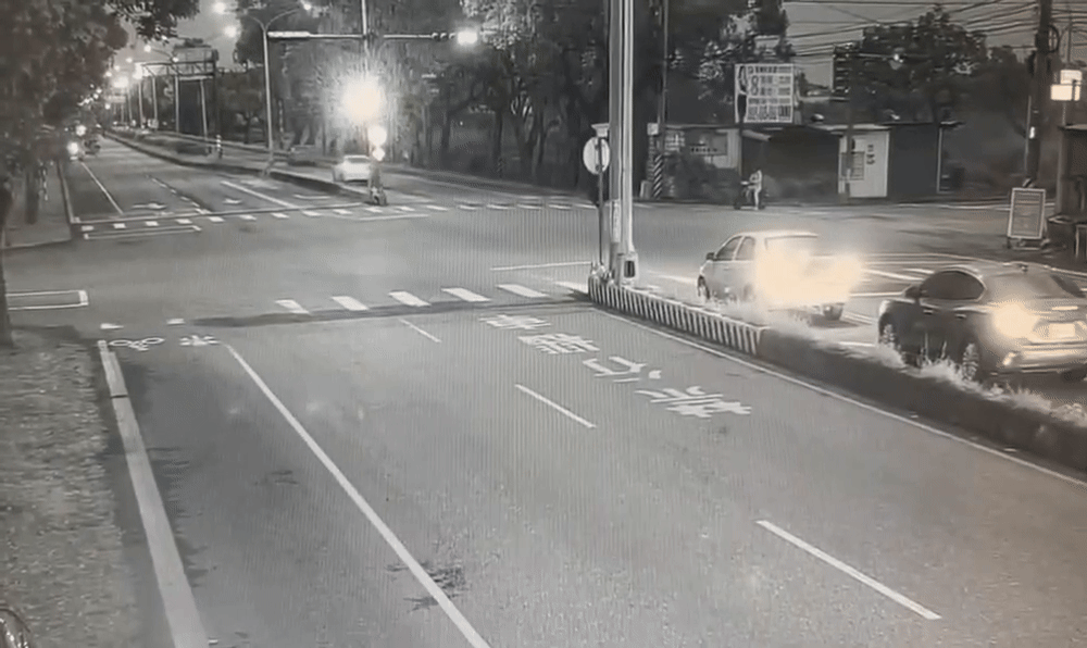 汽車無照闖紅燈猛撞機車。（圖／TVBS）