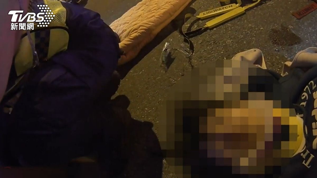 騎士當場失去意識，後座的女友還有意識，但送醫時2人都陷入昏迷。（圖／TVBS）