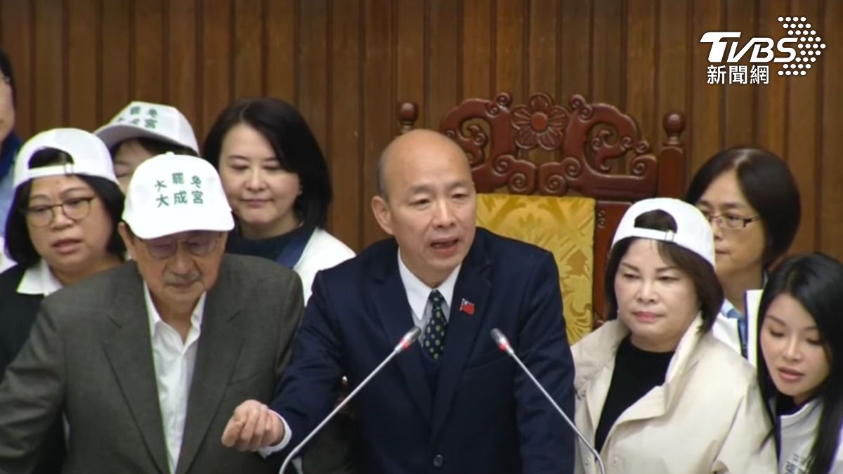 不滿新黨拿記者證進立院!綠委衝主席台 韓國瑜動怒開嗆