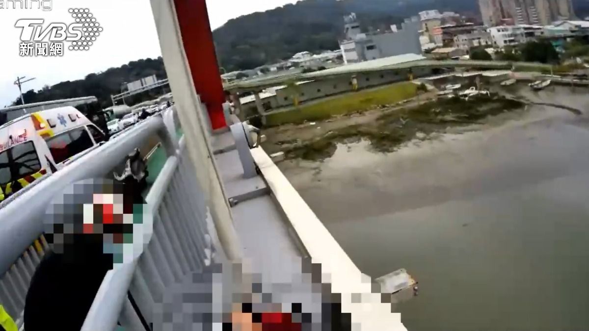懷疑男友不忠!醉女倒關渡橋護欄險墜河 警消急救回