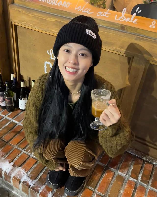 「QQQQ Coffee BAR」也供應紅酒。(圖/翻攝自IG@s2seolhyuns2)