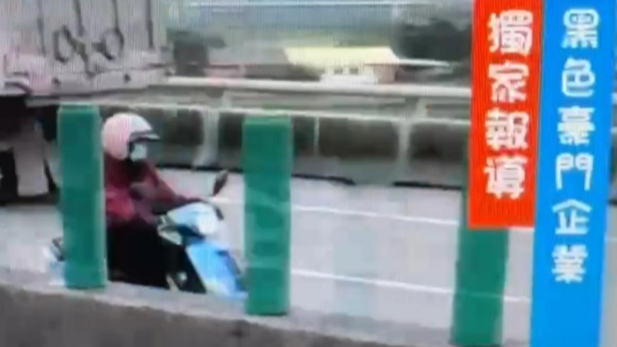 何姓婦人騎乘機車,一路逆向行駛在台84線快速道。(圖/翻攝自黑色豪門企業)