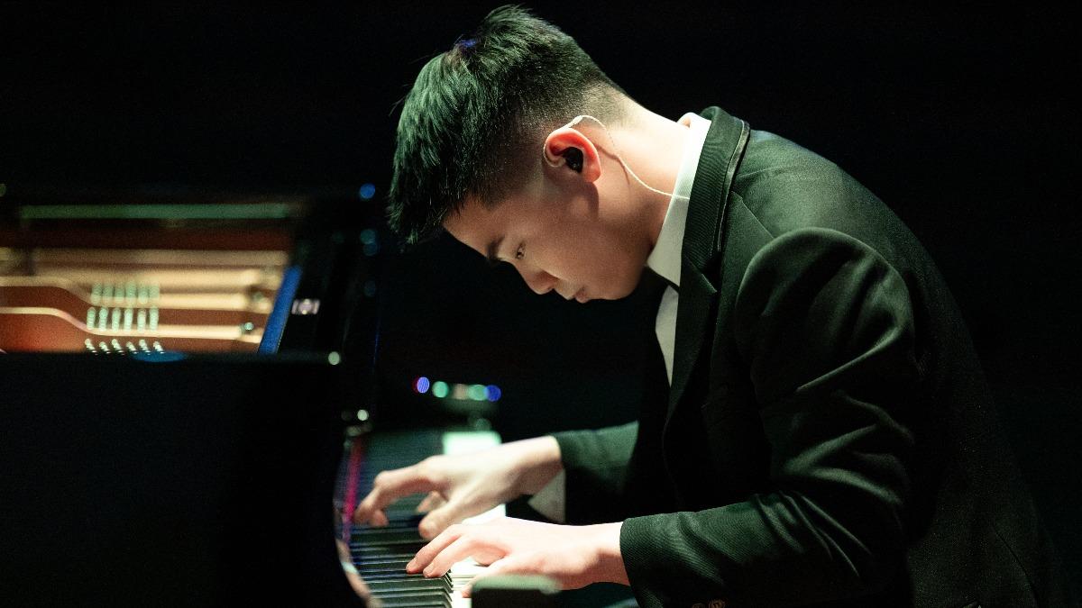 竟是師徒關係!26歲鮮肉鋼琴家辦演奏會 台下驚見人氣樂團主唱