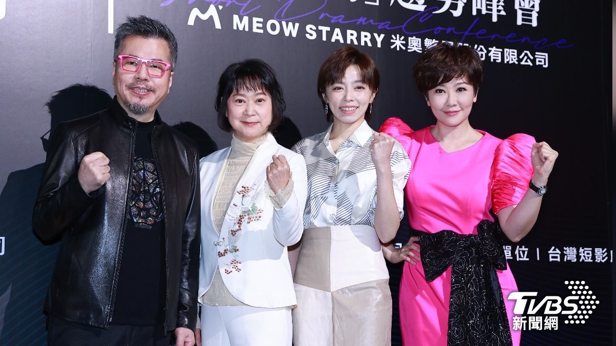 王月(左二)、王瞳(右二)力挺黃國倫(左)、寇乃馨夫妻。(圖/黃城碩攝)