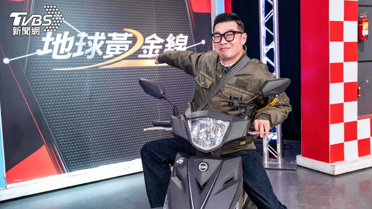 53歲馬力歐沒考過汽車駕照 出道1個月「憲哥當司機」接送