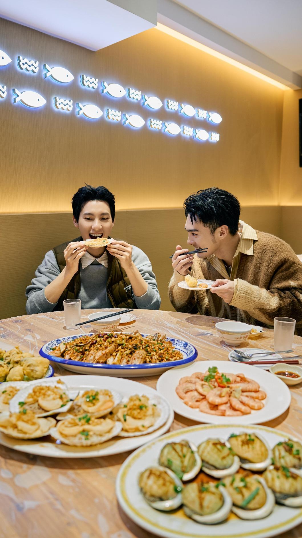 黃偉晉和彭千祐開心品嘗香港美食。(圖/源活國際娛樂提供)