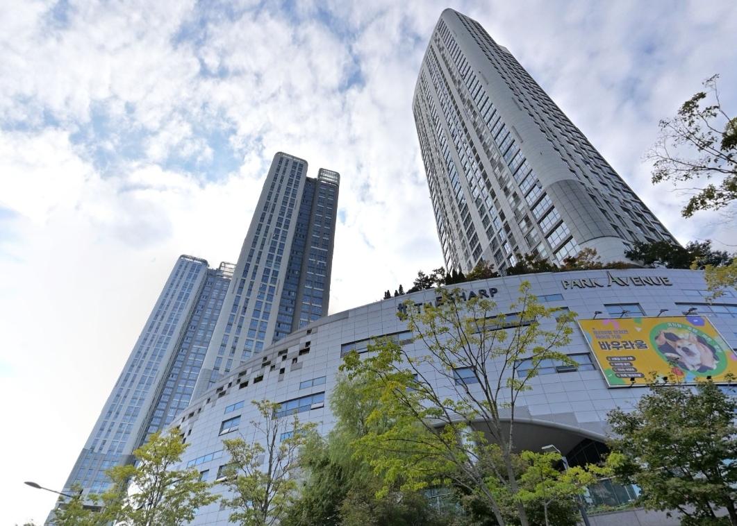 金秀賢脫褲洗碗照被傳是在金賽綸位在「Seoul Forest The Sharp」家中拍攝。(圖/翻攝自NAVER MAP)