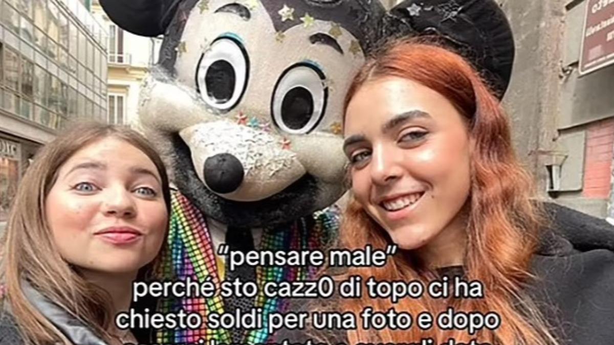 這位裝扮成米奇的人士會先靠近觀光客、進行合照，隨後再向對方索要錢財。（圖／翻攝自X@NotizieFrance）