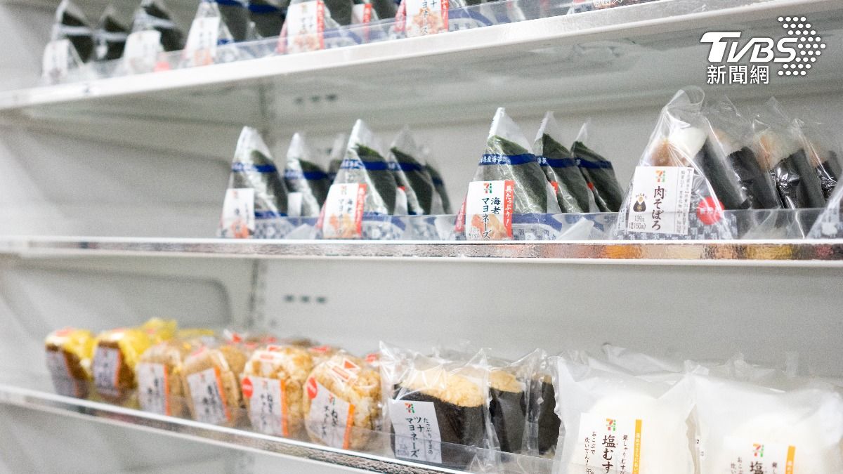 手滑把飯糰弄掉地「可當沒事放回」？超商店員曝判斷標準