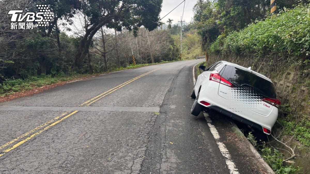 示範扶牆跑法?雲林男開iRent卡溝 半輛車懸空糗了