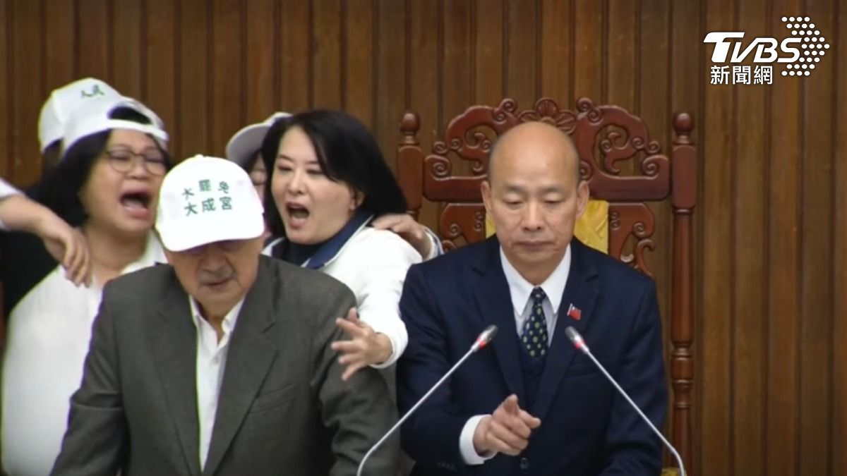 藍綠立委主席台上拉扯。(圖/立院議事轉播頻道)