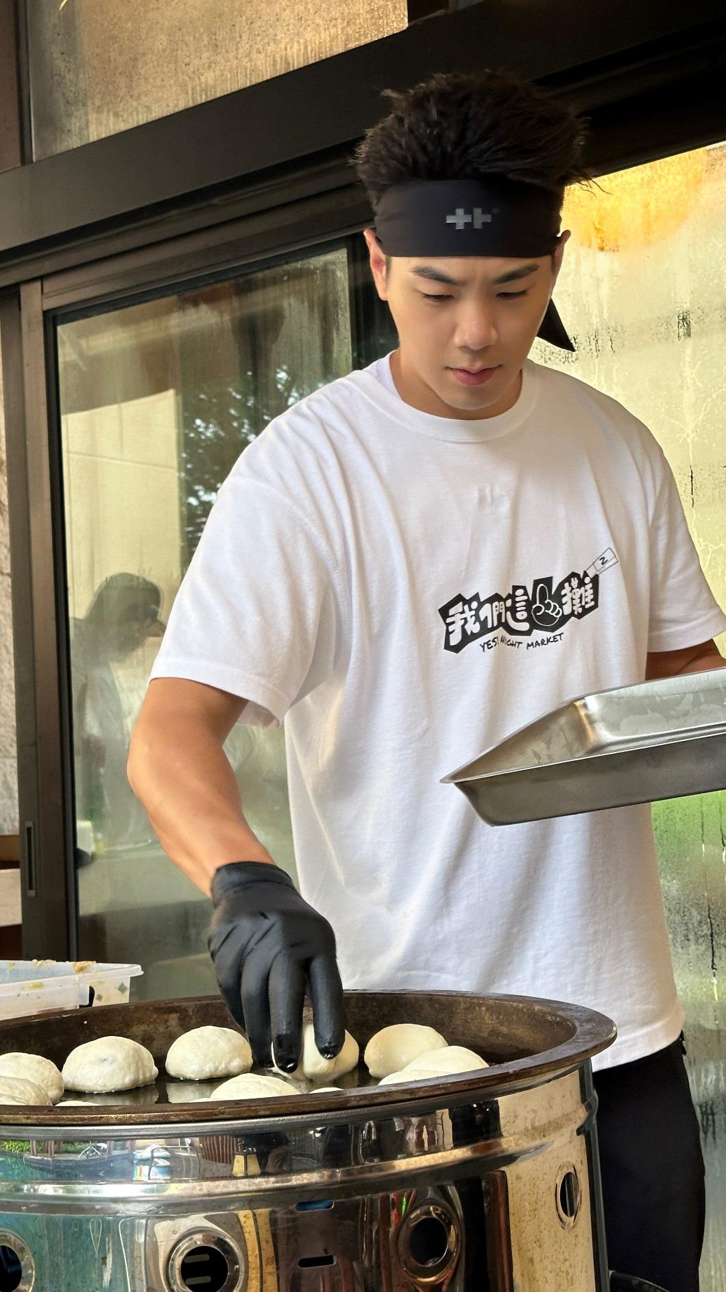禾浩辰沒注意火侯,生煎包全毀。(圖/三立提供)