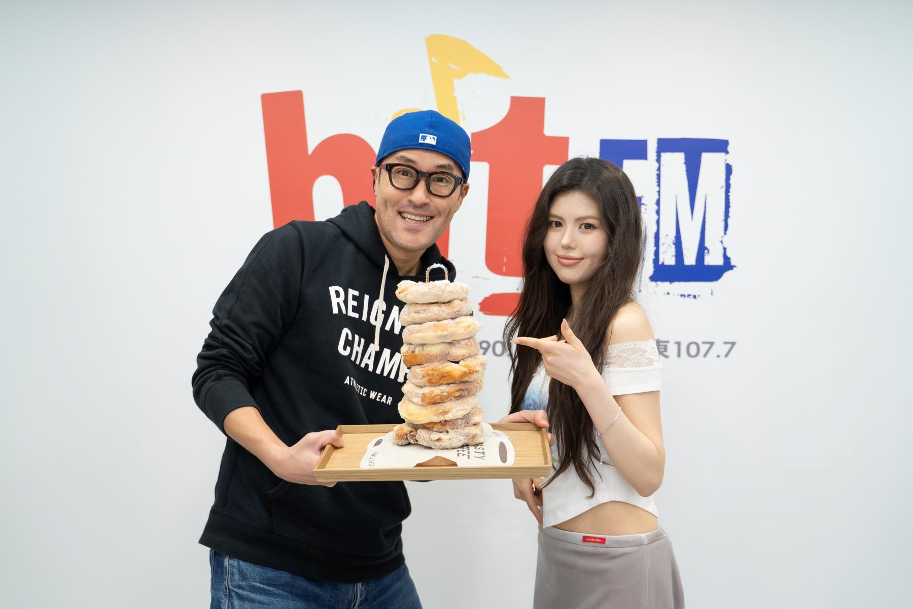 Bryan準備脆皮甜甜圈讓Olivia Marsh(右)大快朵頤。(圖/Hit Fm聯播網提供)